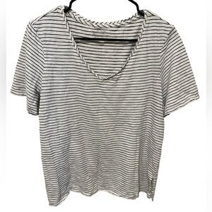 Chico’s V Neck Short Sleeve Curve Hem Black and White Top Size Large